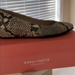 Wedge shoes in colors of black, grey, cream